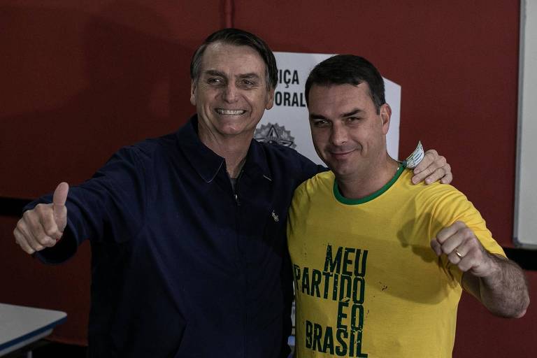 'A perseguição não tem limites! Meu WhatsApp, com milhares de grupos, foi banido DO NADA, sem nenhuma explicação!', escreveu o filho de Bolsonaro, como se nada estivesse acontecendo 'A perseguição não tem limites! Meu WhatsApp, com milhares de grupos, foi banido DO NADA, sem nenhuma explicação!', escreveu o filho de Bolsonaro, como se nada estivesse acontecendo